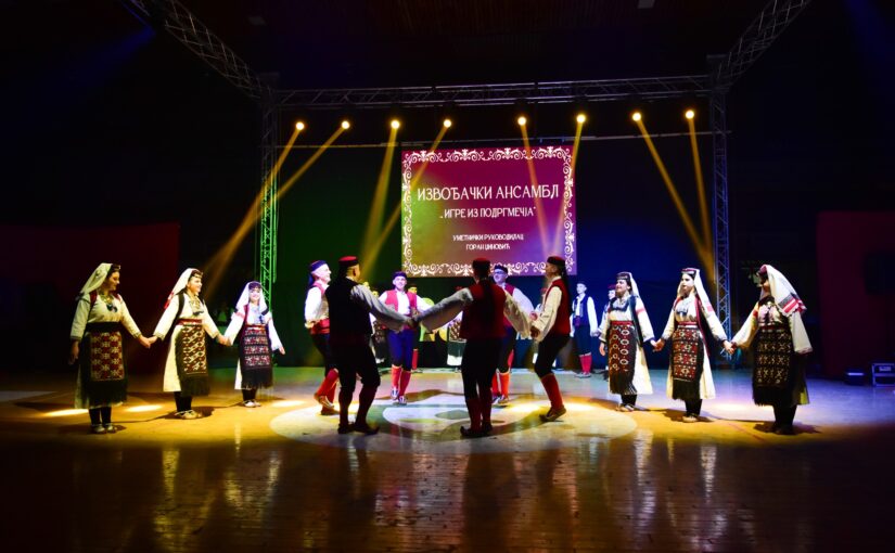 Folklorni spektakl na Gradskom trgu